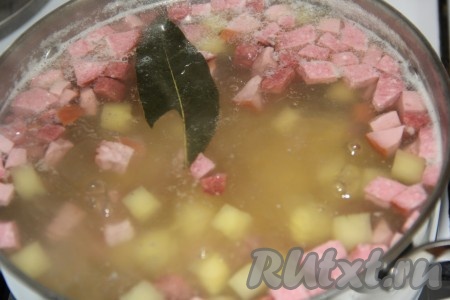 Добавить лавровый лист и уксус, проварить пару минут.
