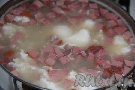 Посолить по вкусу и варить суп на небольшом огне еще минут 5.
