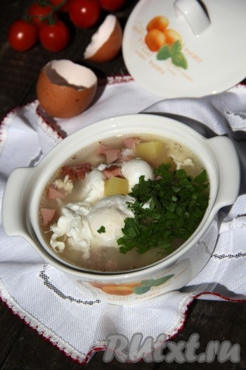 Густой, вкусный, ароматный и сытный суп, приготовленный с колбасой и яйцами, подать в горячем виде с рубленной зеленью. Обязательно сварите такой супчик, к тому же готовится он достаточно быстро, так как не надо тратить время на варку бульона.
