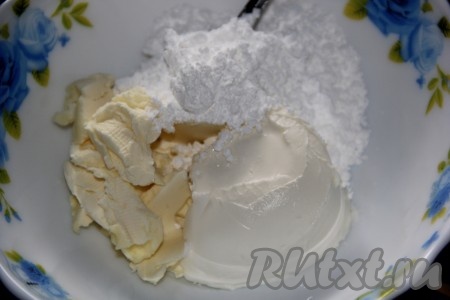 Для приготовления крема соединить сливочный сыр, сахарную пудру и сливочное масло комнатной температуры, тщательно перемешать силиконовой лопаткой и крем-чиз для слоек готов.
