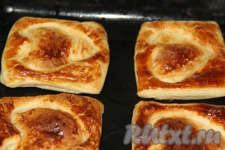 Готовые слойки слегка остудить. Из этого количества продуктов у меня получилось 8 слоек.
