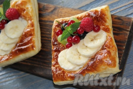 Ягоды вымыть и обсушить. Выложить ягоды и нарезанные фрукты поверх крема.
