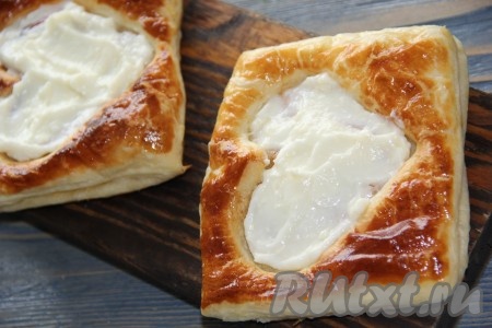 Выложить крем на дно пирожка.