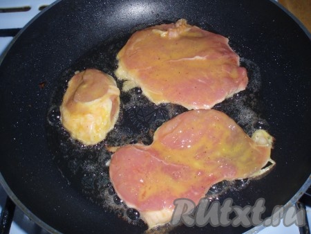 Раскалить растительное масло на сковороде. Выложить куски мяса и обжарить на среднем огне до румяной корочки.

