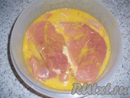 Поместить куски мяса в маринад, хорошо перемешать.