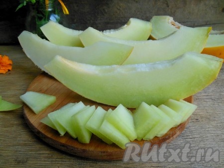 Выбирайте дыню для заморозки спелую и сладкую. Не ждите, что из незрелой дыни получится вкусная заготовка. Тщательно промойте дыню под проточной водой, разрежьте на две половины. С помощью столовой ложки уберите семена. Разрежьте каждую половинку на долечки. Удалите кожуру и нарежьте мякоть на небольшие кусочки.