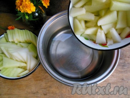 В остывший сироп положите кусочки дыни.
