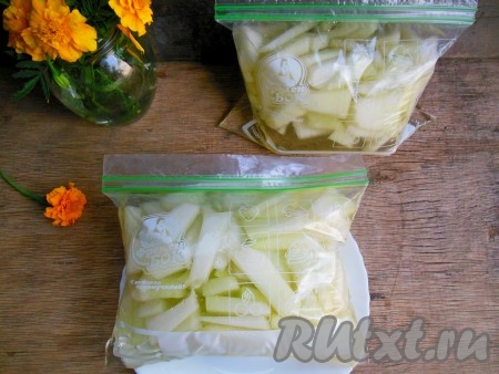 Сироп должен полностью покрывать кусочки дыни. Застежку пакета застегните, удалив как можно больше воздуха (если у вас пакеты без застежек, то просто плотно завяжите пакеты).
