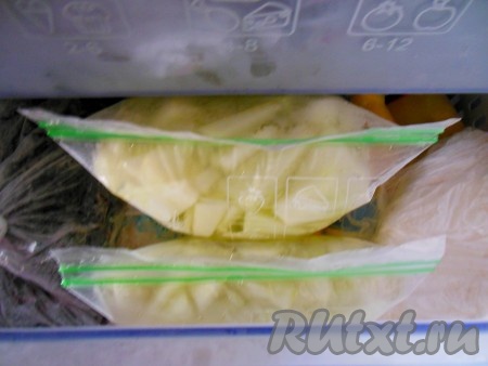 Отправьте пакетики с дыней в морозилку, дайте полностью заморозиться.
