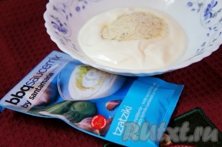 К йогурту добавить приправу цацики.
