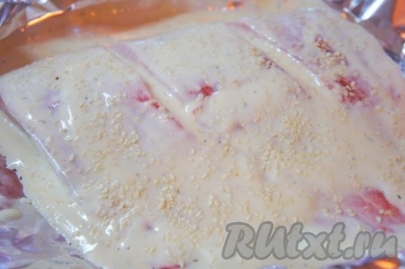 Соусом полить сёмгу, присыпать кунжутом, завернуть фольгу и готовить в предварительно разогретой до 180 градусов духовке 20 минут. Затем фольгу приоткрыть и запекать ещё 10 минут.
