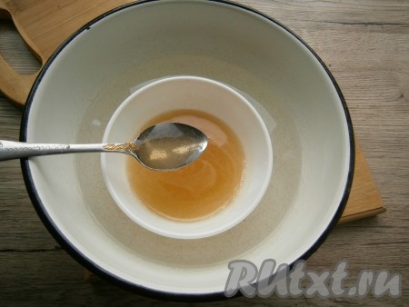 Растопить желатин, помешивая, на водяной бане, не доводя до кипения.
