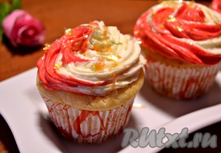 Примерно вот так смотрятся крупные блестки на креме, но весь блеск фото не передаёт, в реальности блеск гораздо сильнее. Блестки, приготовленные из желатина, отлично украшают кондитерские изделия!
