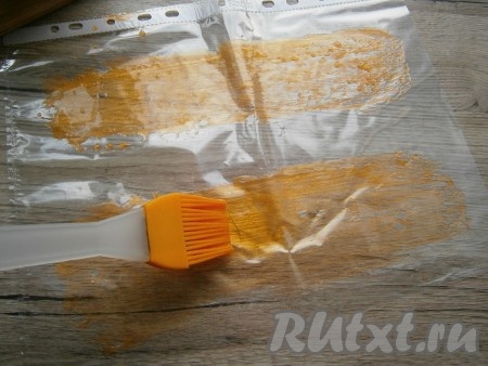 Далее нужно быстро, чтобы желатиновые смеси не застыли, тонким слоем нанести широкие полосы на файлах.
