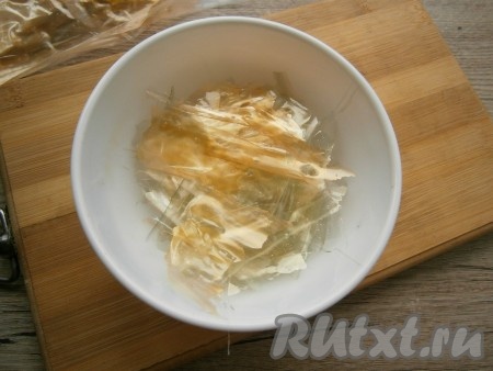 Затем желатиновые полоски нужно поломать на кусочки.
