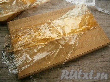 Оставить полоски при комнатной температуре до полного высыхания, для этого понадобится от 6 до 24 часов (в зависимости от окружающей температуры). Когда полосы высохнут, они станут похожими на тонкое стекло или пластик, будут отставать от файлов и вы их сможете легко снять. При этом файлы останутся, как новые, их можно будет в дальнейшем использовать по назначению.
