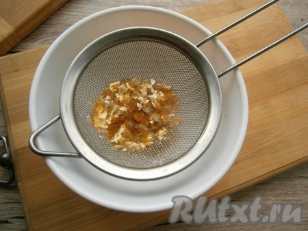 Затем измельченные пищевые блестки протереть через сито.
