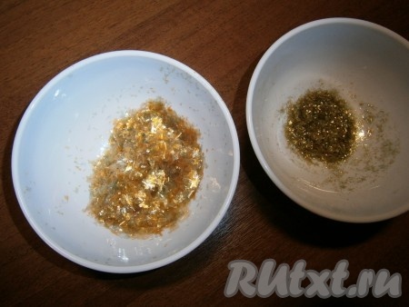 У меня кофемолка старенькая и маломощная, поэтому очень мелко измельчить не получилось. Но и достаточно крупные блестки очень эффектно смотрятся на готовых изделиях. При дневном свете трудно передать весь блеск этих съедобных блесток. Вот фото, сделанное со вспышкой. Блестки получаются отличными, очень яркими и блестящими!
