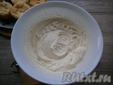 В итоге у вас должен получиться пышный, очень нежный творожный крем, который нужно охладить в холодильнике в течение 1 часа.
