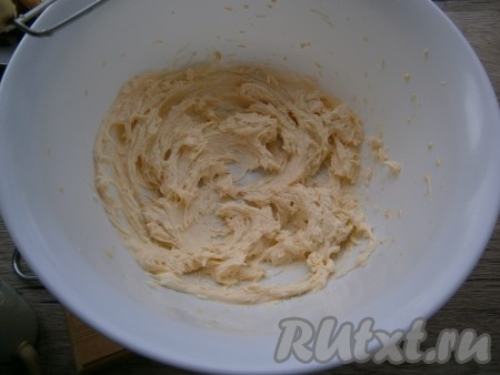 Размягченное сливочное масло взбить со сгущенкой миксером.
