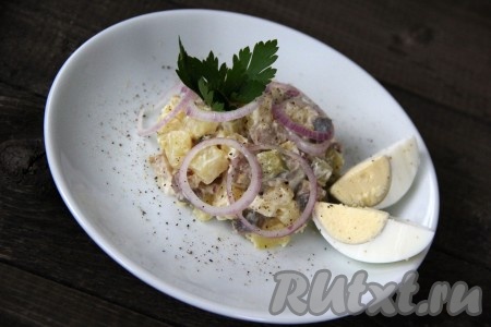 Салат из селедки с картошкой и огурцами получается нежным, вкусным и достаточно сытным. Я оформила салат порционно, слегка поперчила и украсила кольцами лука и дольками яйца. 