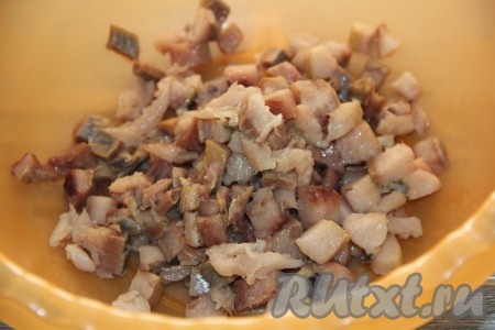 Нарезать филе сельди на мелкие кубики (нарезая селедку, следите, чтобы не было косточек).
