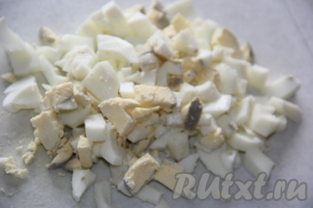Варёные яйца очистить и тоже нарезать на кубики среднего размера.
