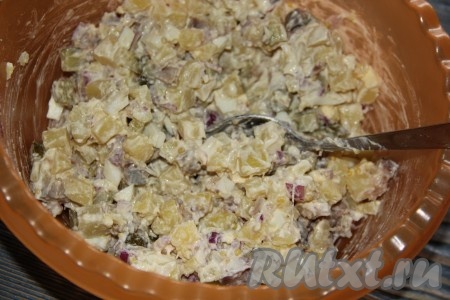 Тщательно перемешать салат.