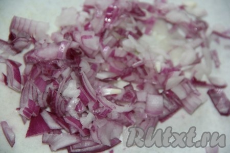 Красный лук очистить и мелко нарезать.
