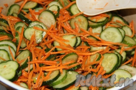 Перемешать овощи со специями. Влить уксус.
