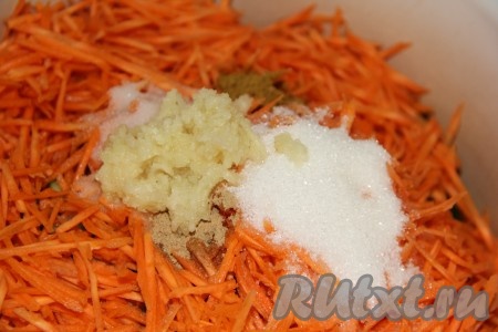 Чеснок очистить, пропустить через пресс, выложить в кастрюлю с овощами.
