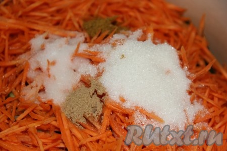 Затем добавить карри и имбирь.
