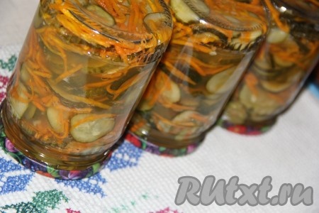 Аккуратно достать банки с салатом, закрутить крышками, перевернуть вверх дном, укутать в одеяло и оставить до полного остывания.
