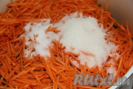 Всыпать к овощам сахар и соль.
