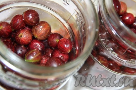 Банки предварительно вымыть и простерилизовать любым способом. Ягоды разделить на две части и выложить в банки (я разложила в 2 банки объёмом 1,8 литра).&nbsp;

