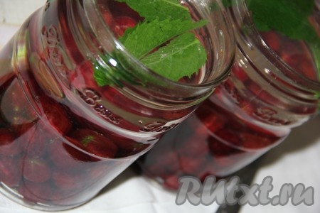 Вскипятить воду, залить ягоды в банках, оставить на 15 минут.
