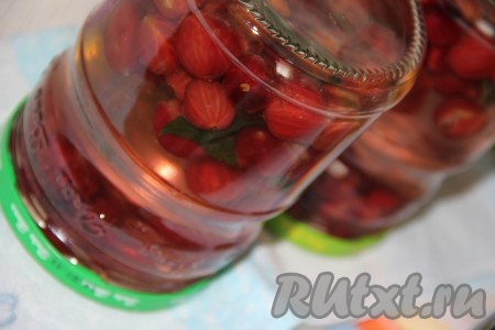 Закрутить банки прокипяченными крышками и перевернуть вверх дном.
