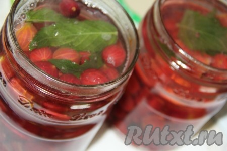 В банки с ягодами влить горячий сироп.
