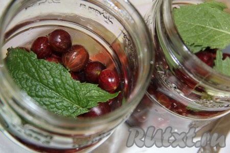 Мяту вымыть. У меня крупные листочки, поэтому я не использовала ветки. Выложить пару листочков в каждую банку.
