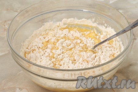 Отдельно смешать муку с разрыхлителем, солью и ванилином. Частями добавить мучную смесь к жидким ингредиентам, хорошо перемешивая ложкой. Долго перемешивать не нужно, главное, чтобы тесто получилось однородным.