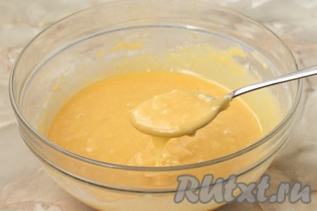 Тесто должно получиться средней густоты - оно должно плавно стекать с ложки.
