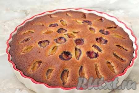 Выпекать бретонский пирог 45-50 минут в духовке, разогретой до 180 градусов.
