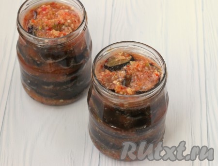Банки простерилизовать над паром. На дно вылить немного соуса, затем выложить слой баклажанов. Таким образом заполнить все банки, перекладывая баклажаны полученным соусом.
