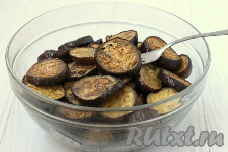 Запекать баклажаны до мягкости (20-25 минут) в духовке, разогретой до 200 градусов. Переложить баклажаны в миску и дать им остыть.
