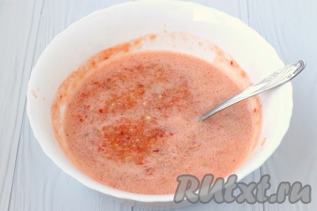 Всю овощную массу перелить в миску, добавить соль, мёд и уксус, хорошо перемешать получившийся соус.
