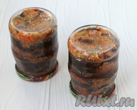 Банки с баклажанами закатать крышками, перевернуть дном вверх и укутать до полного остывания.
