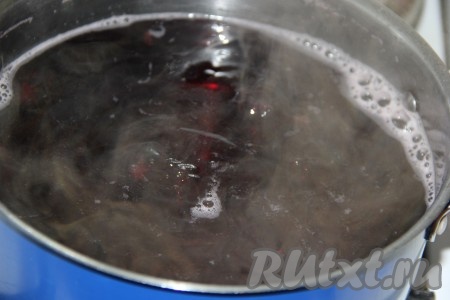 Поставить кастрюлю с водой и сахаром на огонь, довести сироп до кипения.
