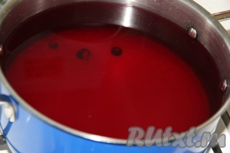 Воду из банок аккуратно слить в кастрюлю, добавить сахар.
