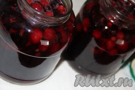 В баночки с ягодами аккуратно влить горячий сироп, заполняя полностью банки.
