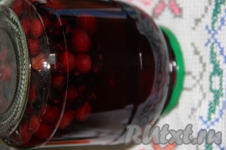 Банки с компотом сразу закрутить прокипяченными крышками и, перевернув вверх дном, укутать в одеяло, оставить на пару дней (до полного остывания).
